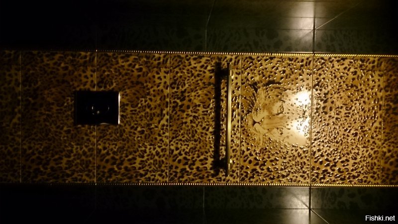 А мне нравится мой санузел в леопардовом, дизайн подсмотрела в ресторанном туалете, воплотила даже интереснее. Извините, фотка вертикальная была.