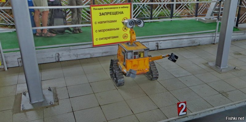 Ялтинский робот на верхней станции канатной дороги на Дарсан..