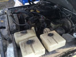 автор забыл еще одну легенду, ПЕРВЫЙ в мире ЛЮКСОВЫЙ внедорожник
Джип Гранд Вагонир
Вагонер это первый реальный внедорожник с комфортом легковушки - уже потом глядя на него был выпущен Рейндж Ровер, который теперь "Классик"

оснащалась в топовой комплектации двигателем v8 объемом 5,9 литра и мощностью  142 лошади. Зато какой крутящий )))

электро стекла, электро зеркала, автоматическая коробка, в 91 году даже климат ставили. Электро привод сидений, кондиционер, кожаный салон