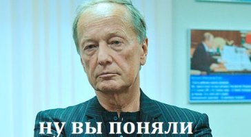 Девушка использует необычный тренажер для тренировки мышц лица