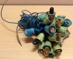 На этой гирлянде резьбовая гильза патрона под цоколь лампы выступала наружу-ну и под напряжение первый раз попал в детстве, когда  менял сгоревшие лампочки. Электриком потом стал)))