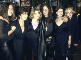 браки по 30-40 лет, богатые люди, которые ценят друг друга по-настоящему. Может и правда надо половину найти свою, а не говорить "она шлюха - он козел".