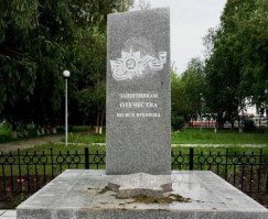 Потом заменили на какого то китайца, а потом и вовсе убрали "физиомордию". Но автора первоначальной поделки я бы ткнул мордой в этот "памятник" и расстрелял бы.