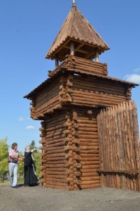 Засечная Черта (засечная линия, засека, украинная линия)   система оборонительных сооружений, применявшаяся с XIII века на Руси и получившая особое развитие в XVI XVII веках на южных границах Русского царства для защиты от нашествия монголо-татарских и крымских войск, а также в качестве опоры при наступлении на противника. Наиболее мощной фортификационной линией являлась  Большая засечная черта , которая входила в общую систему обороны Российского государства и состояла из укреплённых городов-крепостей (в 1630 году их насчитывалось свыше сорока), собственно засечной черты в полосе между Мещёрскими и Брянскими лесами, тыловой линии по течению реки Оки и поселений засечной стражи.