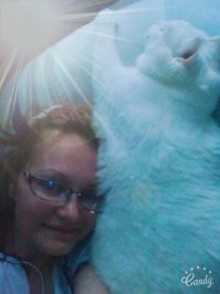 У меня тоже с разным цветом глаз найденыш. Теперь жиробасинка под 10 кг )))