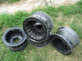 Вспомнилось как мы с друганом раздобыли один диск вертолётный.
Счастью малолетних балбесов не было предела, руки у обоих в кровь стёрты были.