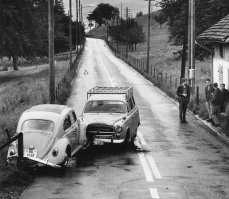 сейчас при аварии, столько хлама и мусора вокруг из пластика, да и машины какие то картонные