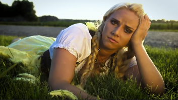 На радио есть трактор, на радио есть трактор.
И трактор ревет "бруум", и трактор ревет "бруум",
И трактор ревет "бруум",
И цыпленок... (хрусть) ...о-о!