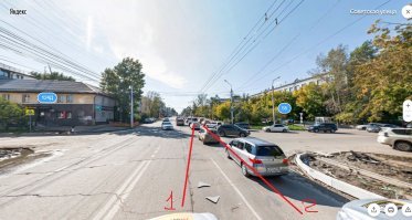 Почитав комментарии снизу! Я в акуе сколько народу считает что троллейбус перестраивается! Вы глаза открывали, когда видео смотрели? Или также управляете автомобилем?! Включил поворотник и перестраиваться?! При перестроение надо уступать, "да пох ты ж видел", что перестраиваюсь надо уступить?! Так получается? 

Вы с больной головы на здоровую не перекладывайте! Виноват в ДТП на все 100% водитель минивэна! 

1. траектория движения минивэна. 
2. траектория движения троллейбуса! 

Из-за перестраивающегося автобуса Вам кажется, что троллейбус перестраивается! Троллейбус двигался в своей полосе! Минивэн должен был поехать прямо, дальше за феррари стоит красная машинка, а левее красной машинке белая! Этоа полоса минивэна!