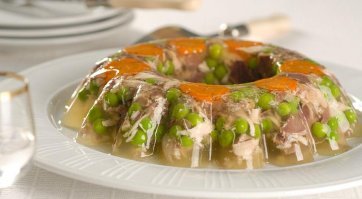 Маленькая хитрость - для того, чтобы продукты были покрыты слоем желе и не заморачиваться со всплытием в момент заливки, заливное нужно перед подачей перевернуть, а слои нужно укладывать перед заливкой "вверх ногами". Да и форму лучше взять "с рисунком"