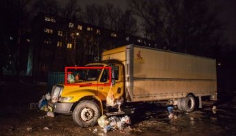 Подход к мусорным бакам с другой стороны, ёпт.