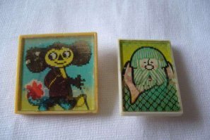 В нашем детстве были значки, которые мы называли -переливающимися. В зависимости от угла под которым на них смотришь картинка на них менялась. Думаю принцип в чем-то схож.