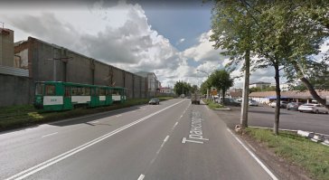 Странное ДТП, вообще не понятно что его туда выкинуло, на прямом участке. На фото "ПАЗ" находится в том месте где легковой автомобиль.