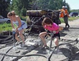 - Ну, граждане алкоголики, хулиганы,
тунеядцы, кто хочет сегодня поработать?
На сегодня наряды...
- Огласите весь список, пжалуйста.
- Песчаный карьер - 2 человека.
Ремонт улиц - 2 человека.