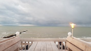 Вечер, Зеленагадск Балтийское море, кафе с видом на пляж.