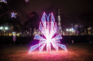 Погода в Нью-Йорке. 
Сегодня
21 дек.
днём+2 
ночью0 
Ясно
Пт
22 дек.
+9 
+7 
Небольшой дождь
Сб
23 дек.
+9 
+2 
Дождь
Вс
24 дек.
+4 
+2 
Пасмурно
Пн
25 дек.
+2 
 3 
Облачно с прояснениями
Вт
26 дек.
 1 
 3 
Облачно с прояснениями
Ср
27 дек.
 1 
 4 
Облачно с прояснениями
Чт
28 дек.
0 
 3 
Пасмурно
Пт
29 дек.
 4 
 7 
Облачно с прояснениями
Сб
30 дек.
 3 
 4 
 Меняется почти, как у нас.
А красиво везде, но каждый хвалит своё.
Моя Рига: