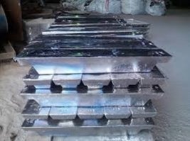 А как-то было - идём со школы с корешем, видим сосед (пацан чуть старше нас) тарабанит какую-то балду из металла. 
Спрашиваем: Чего тащишь?
- Да вот ,чушку магниевую достал.
- МАГНИЕВУЮ???
Сосед по нашим глазам понял , что если он не поделится то мы от него не отстанем. Отпилили тогда по доброму куску заветного металла кила по два на брата.
Чушка здоровая была, как на фото.