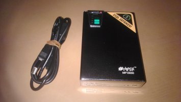 работает 3 года, хватает на 4 полных заряда смартфона, емкость 10.000. Покупал в DNS