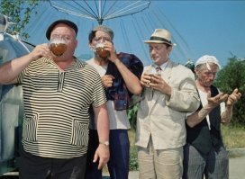 Помните старичка, который пристраивается пить пиво за троицей Бывалый-Балбес-Трус в "Кавказкой пленнице" или помощника героини Нонны Мордюковой в "Бриллиантовой руке"? Георгий Светлани был из тех актёров, которых зрители точно знали в лицо, но при этом не помнили фамилию и с трудом называли фильмы, в которых они снимались.
Настоящая фамилия актёра Пиньковский, а родился он в украинских Лубнах в бедной крестьянской семье.
Гринька проявил в учёбе усердие, добился успехов в изучении морских премудростей и в 1907 году был определён на летнюю службу на яхту императора Николая II "Штандарт", где его приставили к наследнику престола Алексею для игр. Поэтому много времени он проводил в обществе царских детей.
Позже актёр никогда не скрывал, что был близок к царской семье, даже в те непростые времена, когда говорить об этом было опасно. Простой сельский паренёк стал для наследника российского престола лучшим товарищем по играм. Он всегда старался поднять настроение страдающему от гемофилии, а потому лишённому простых мальчишеских радостей, другу. Для Алексея он ходил колесом по палубе, карабкался по канатам и распевал песни. С трудом выговаривая фамилию нового друга, трехлетний наследник престола называл Гришу "Пиковски". Сестры-княжны тоже дружили с мальчиком, часто фотографируя его и снимая на любительскую камеру. Снимков, подаренных девочками, у Гриши было много, но большинство из них позже пришлось уничтожить по понятным причинам. Осталось лишь несколько.
На последнем фото: наследник престола Алексей Николаевич (в центре) среди юнг яхты  Штандарт . Третий слева - Гриша Пиньковский.