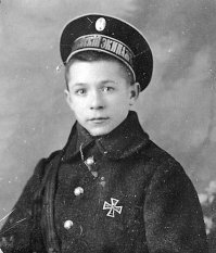 Помните старичка, который пристраивается пить пиво за троицей Бывалый-Балбес-Трус в "Кавказкой пленнице" или помощника героини Нонны Мордюковой в "Бриллиантовой руке"? Георгий Светлани был из тех актёров, которых зрители точно знали в лицо, но при этом не помнили фамилию и с трудом называли фильмы, в которых они снимались.
Настоящая фамилия актёра Пиньковский, а родился он в украинских Лубнах в бедной крестьянской семье.
Гринька проявил в учёбе усердие, добился успехов в изучении морских премудростей и в 1907 году был определён на летнюю службу на яхту императора Николая II "Штандарт", где его приставили к наследнику престола Алексею для игр. Поэтому много времени он проводил в обществе царских детей.
Позже актёр никогда не скрывал, что был близок к царской семье, даже в те непростые времена, когда говорить об этом было опасно. Простой сельский паренёк стал для наследника российского престола лучшим товарищем по играм. Он всегда старался поднять настроение страдающему от гемофилии, а потому лишённому простых мальчишеских радостей, другу. Для Алексея он ходил колесом по палубе, карабкался по канатам и распевал песни. С трудом выговаривая фамилию нового друга, трехлетний наследник престола называл Гришу "Пиковски". Сестры-княжны тоже дружили с мальчиком, часто фотографируя его и снимая на любительскую камеру. Снимков, подаренных девочками, у Гриши было много, но большинство из них позже пришлось уничтожить по понятным причинам. Осталось лишь несколько.
На последнем фото: наследник престола Алексей Николаевич (в центре) среди юнг яхты  Штандарт . Третий слева - Гриша Пиньковский.