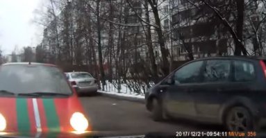 В том то и дело, что не по центру.