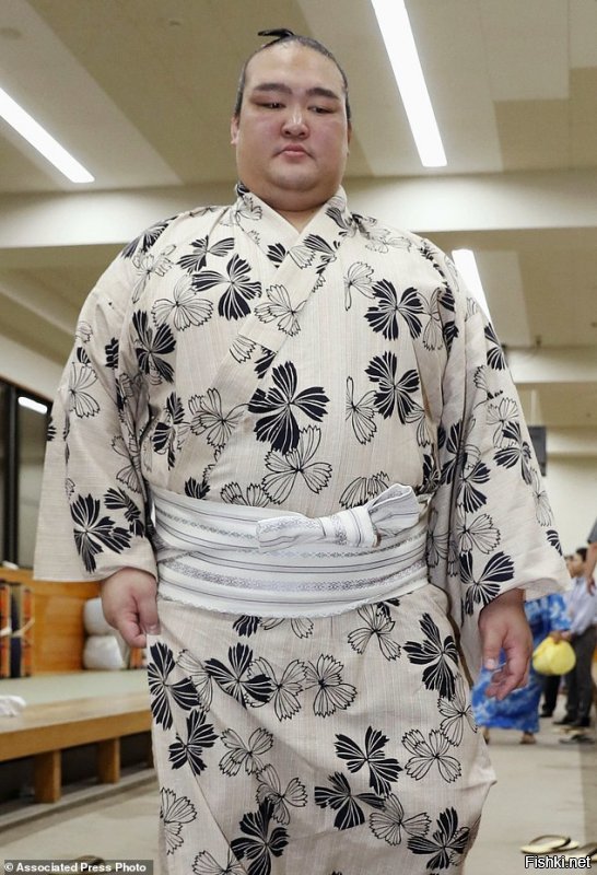 У японцев тоже есть большие мужчины - в сумо. Например Кисеносато, 187 см, 178 кг