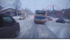 Все кто отписался про рега, дружно открываем правила и смотрим что означает знак 5.15.1, а так же догадайтесь, откуда взялась самая правая полоса после пересечения с дорогой ( если посмотреть на провода для троллейбуса, то явно не из полосы рега)