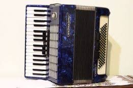Баяны для Боянов. Акордеон с клавышами, а тут кнопки.