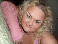 Камин горит, огонь пылает,
Постель расстелена давно
А мы уж час, без остановки
Все пьем и пьем с тобой вино

Призывным взглядом с поволокой
Меня ты манишь на альков
Но я еще не выпил столько
Чтобы к интиму был готов

В уюте тишины квартиры
Уж ты согрелась горячо
Но я, тебя окинув взглядом,
Прошу, налейка мне еще!

Ну что поделать, не красоткой
Ты мамой рождена была
Но два стакана  Кальвадоса 
Все компенсируют сполна!

Ох, как напьюсь в минуты эти!
И будут чувства через край!
Ты только, милая, почаще
В бокал мне бренди подливай!