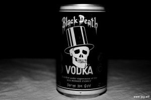 Немножко не по теме,но тоже про продукты)).Были в девяностые такие банки в них продавалась водка.Взяли мы на троих.Переливаю в стаканчики,а там опарыши  
Но знакомый не растирался, говорит: о и закуска подоспела