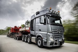 Чуть дополню. В Гамбурге уже два месяца как работает Kontrollgruppe Autoposer - специальное подразделение дорожной полиции. И по нашим стандартам, оно проводит РЕЙД по отлову любителей так называемых "чипованных автомобилей". Причем полицаи работают на гражданских автомобилях и в гражданской одежде. На сегодня наловили таких порядка уже 200 единиц. На удивление - все стоимостью более 100 тысяч евро... Под "рождественскую акцию" попал и футболист, ибо неприкасаемых там нет. Как пишет местная печать, по документам при сертификации (на стенде) уровень шума его автомобиля составляет 88 Дб, в реальности и при движении в городе со всеми скоростными ограничениями максимум 74. Здесь полицаи намерили 139 Дб. Как уверяет Википедия, реактивный самолет на взлете выдает только 120... Резюмируя: это уже по беспределу...
Кстати, в Германии весьма трепетно относятся к тишине. Например, как знаете, у любого магистрального грузовика есть обычный электрический звуковой сигнал, а есть еще и пневматика. В принципе, звуковым сигналом можно пользоваться в населенных пунктах для предотвращения ДТП. Но за "пневму" 100 евро здесь выписывают без эмоций. Если начинаешь спорить, вызывают эвакуатор - естественно за твой счет. Далее - штрафстоянка и суд (по старой доброй немецкой традиции - он именно на следующей неделе). Еще один пример - на картинке тягач, который может таскать автопоезда полной массой в 250 тонн. Да, по специальному маршруту и движение по дорогам общего пользования разрешено с 22-00 до 6-00. У тягача за кабиной - так называемая "башня". В ней кроме всего прочего - дополнительный радиатор (черная декоративная решетка примерно обозначает его размеры). Спросите зачем? Так чтобы шум вентилятора основного не будил бюргеров по ночам - дело в том, что иногда такой автопоезд идет не только по автобанам...