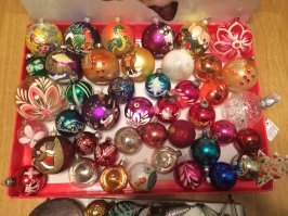 Моя коллекция). Каждый год покупаем 1 стеклянную с символом года, а так в основном одни старые, что от бабушки, что от родителей, что с барахолки, что с помойки ( выносил мусор и рядом  контейнером, стояла коробка , а в ней десяток игрушек- забрал-помыл и к своим).