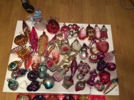 Моя коллекция). Каждый год покупаем 1 стеклянную с символом года, а так в основном одни старые, что от бабушки, что от родителей, что с барахолки, что с помойки ( выносил мусор и рядом  контейнером, стояла коробка , а в ней десяток игрушек- забрал-помыл и к своим).
