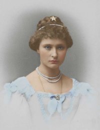 Физдежь чистой воды - они даже не трахались, Николай полностью запал на Аликс, Александр третий попытался "развеять грусть сына", но в итоге Моте пришлось довольствоваться Великими князьями - от одного она забеременела , а за другого выскочила замуж (что для такой, в принципе невзрачной балеруньки -редкая удача).

Ну а что она начала на склоне лет всеми забытая в эмиграции выдумывать -пусть будет на ее совести.
Николай был настолько влюблен в принцессу Аликс, что Царь был вынужден сменить гнев на милость и дать согласие на этот брак.

 21 декабря 1890 года  Уже полтора года пролетело с тех пор, как я говорил об этом с папа в Петергофе, и ничего не изменилось ни в дурном, ни в хорошем смысле. Моя мечта   когда-нибудь жениться на Аликс Г. Я давно её люблю, но ещё глубже и сильнее с 1889 г., когда она зимой провела 6 недель в Петербурге. Я долго противился моему чувству, стараясь обмануть себя невозможностью осуществления моей заветной мечты  Единственное препятствие или пропасть между ею и мною   это вопрос религии. Кроме этой преграды нет другой, я почти убеждён, что наши чувства взаимны. Всё в воле Божьей, уповая на Его милосердие, я спокойно и покорно смотрю в будущее . 

   она согласилась  Я заплакал, как ребёнок, она тоже, но выражение у неё сразу изменилось: она просветлела, и спокойствие явилось на лице её  Для меня весь свет перевернулся, всё, природа, люди, места   всё кажется милым, добрым, отрадным. Я не мог совсем писать, руки тряслись  Она совсем стала другой: весёлой и смешной, и разговорчивой, и нежной. Я не знаю, как благодарить Бога за такое благодеяние .

  Моё драгоценное Солнышко, я проснулся с твоим милым именем на устах и так глубоко и горячо молился за твоё благополучие, здоровье и счастье. Моя маленькая, моя единственная, невозможно выразить словами, как я тебя люблю,   я полон моей любовью, и лишь она озаряет эти мрачные дни. Благослови тебя Бог, моя Аликс. Ники . 

P.S. А где же тут Мотя? В дневнике Николая второго для нее не нашлось ни одного слова... с 16 лет когда он впервые увидел Аликс все мысли и все записи только о ней. Если поверить дневнику Цесаревича, то Матильды Кшесинской не существовало вообще...