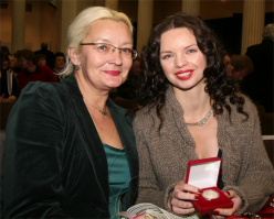 С позволения автора немного добавлю.:)
1. Марианна Цой. Скончалась от рака 27 июня 2005г. Она была старше Виктора на 4 года, и это был её второй брак. Поженились они в 1985 году, после 3х лет знакомства. Расстались в 1989г. Официально они так и не развелись. Отношение к ней было неоднозначным, в большой степени за долгую, в несколько лет, тяжбу с музыкантами группы  Кино , которые претендовали на соавторство с Цоем, на отчисления от продаж и прочего, связанного с наследием Виктора. Марьяна была против.
2. Марина Бутусова. Архитектор, дизайнер, декоратор. Прожили с Вячеславом 13 лет. Развелись на рубеже 80-90х. Сейчас замужем за однокурсником Ильёй.
3. Елена Шахрина. Знакомы с Владимиром с 1976г. Как и Марина Бутусова архитектор и дизайнер.
4. Джоанна Стингрей. В браке с Юрием Каспаряном была с 1987 по 1991г. После вышла замуж за барабанщика группы "Центр"  Александра Васильева, от которого имеет дочь Мэдисон. Ныне замужем за американцем, живёт в Калифорнии. Вроде бы продюсированием занимется. По другой информации - якобы озвученной ей самой - к музыке больше отношения не имеет.
5. Наталья Науменко. Более-менее свежее фото разыскать к сожалению не удалось. По её же воспоминаниям у неё был роман с Цоем. Продюсер "Зоопарка" Андрей Тропилло говорит о некоем Армене, постоянно пропадавшем в гостях у Майка, и в результате уведшего её. Умер Майк 27 августа 1991г. Через неделю после развода с Натальей...
6. Наталья Козловская. Борис Борисыч увёл её у басиста "Аквариума" Михаила Вайнштейна, что впрочем было для БГ в порядке вещей. Прожили всего два года. Но сделали замечательную дочь Алису. После развода Наталья вышла замуж за психотерапевта Дмитрия Овечкина.