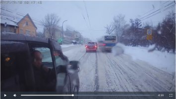 как красиво вы на летней картинке нарисовали красные палочки - просто глаза отдыхают! только для чего они? вы когда видео смотрели - тоже про них замечтались или в глазики долбились?
посмотрите на рисуночек: там по центру вертикальная черна я полосочка - это след, причем весьма прямолинейный, от правого заднего колеса красной машинки, а слева от нее стоит, вы только не шокируйтесь и держите себя в руках, но там стоит целый троллейбус (или автобус, но сарай - он и в африке сарай)! и оба этих ТС прекрасно помещаются в габаритах дороги. а вот подопытный вэн - стоит сильно левее этого самого следа от красненькой машинки, а второй троллейбус рега, почему то не поместился на дороге! как вы считаете - это потому что:
1. рег м.у.д.а.к и краев не видит?
2. у рега троллейбус сильно шире?
3. в ваших красных палочках есть какой то смысл?
4. можете пукнуть в лужу, то есть дать свой вариант (но тогда прошу использовать зеленый цвет, он успокаивает)