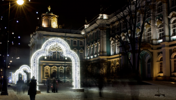 Почему столица?
Вот Питер. 
А вообще, во всех крупных городах, отмечают с размахом. Понятно что Москва в этом плане более сильна, так же как и Нью-Йорк и другие финансовые столицы мира.