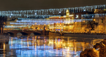 Почему столица?
Вот Питер. 
А вообще, во всех крупных городах, отмечают с размахом. Понятно что Москва в этом плане более сильна, так же как и Нью-Йорк и другие финансовые столицы мира.