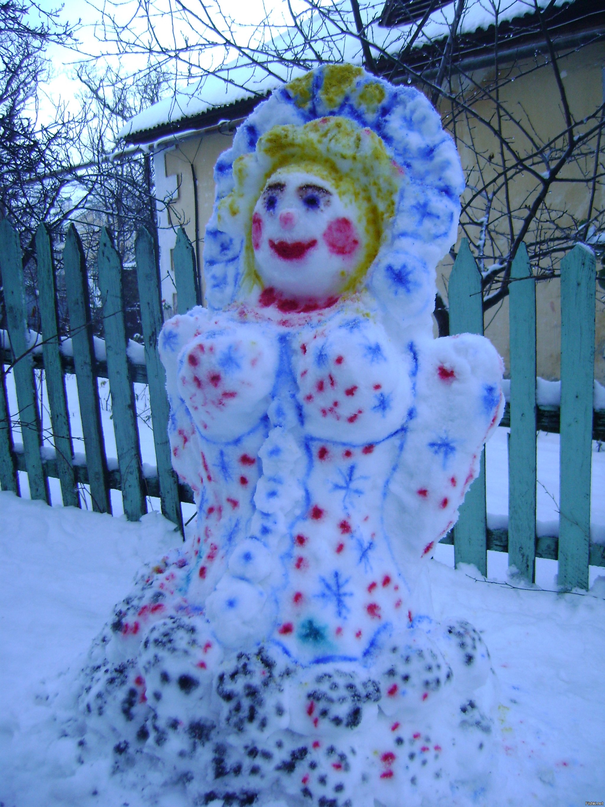 Снежная баба. Женщина из снега. Снежная баба из снега. Снеговик баба.