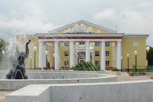 ДК Машиностроителей, Узловая, Тульская область;
Дворец культуры НЛМК, Липецк;
город Навашино, Нижегородская область;
г. Верхняя Салда, Свердловская область, Дворец культуры имени Г.Д.Агаркова.
Здания - близнецы-братья. Хоть и сохранились по-разному