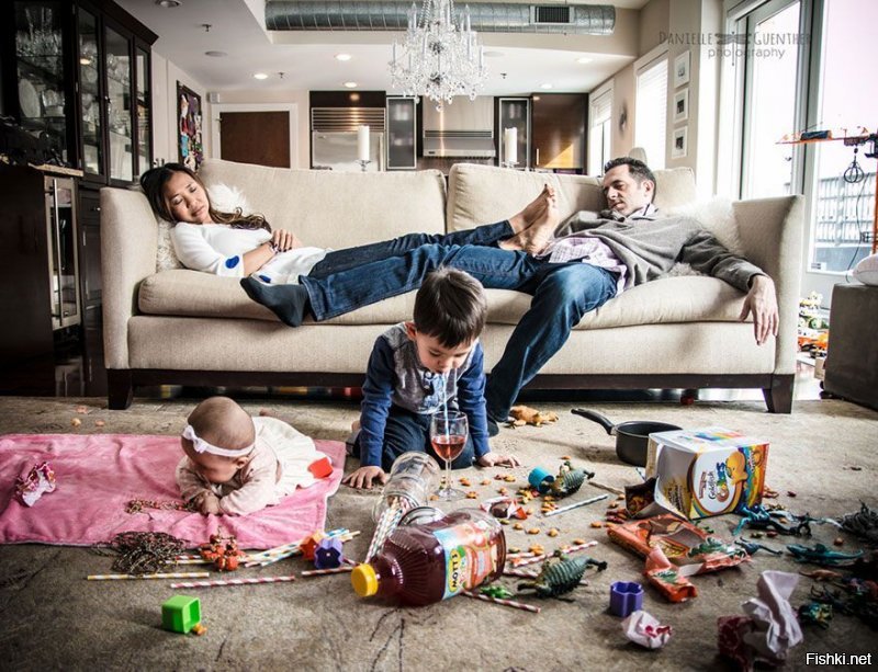 Так или иначе, любовь приходит к этому.
Кто с детьми, меня поймут, особенно, когда появляется второй.
И обязательно, мать его, фотосесии, где все счастливые и беззаботные, которые напрягают похлеще всего остального.