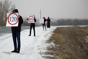 Водитель, помни, тебя ждут дома: нелепая и пугающая социалка на дорогах