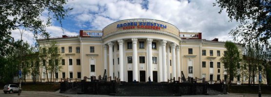 Решение о строительстве Дома культуры для рыбаков было принято в 1929 году. 20 февраля 1940 г. был открыт памятник С.М. Кирова как раз на том месте, где Сергей Миронович проводил совещание со строителями Дома культуры.  В 2013 году Дворец культуры стал методическим центром для культурно-досуговых учреждений Мурманской области и был переименован в "Мурманский областной Дворец культуры и народного творчества им. С.М.Кирова". И теперь именно здесь , а также на площадках учреждений культуры области, проводятся областные конкурсы и фестивали по разным жанрам творчества, праздники и балы, семинары и мастер-классы, концерты и творческие встречи. В 55 клубных формированиях занимается 1880 человек.