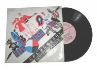 Из всей подборки, действительный раритет -
Мало, кто знает, но оригинала студийной записи не сохранилось, а все растиражированные пластинки сильно запилены.
Так, что если где- то остались "Бременские музыканты" в чистом виде - это большая ценность.