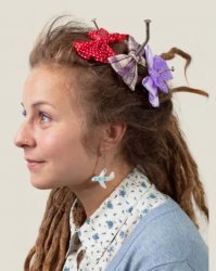 С причёски надо начинать. Такой бантик на голову и все эти наряды покажутся красивыми.