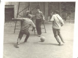 До самой темноты домой не загнать было.