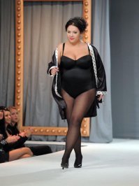 Почему то женщины считают, что одевшись в крутые бренды, они станут неотразимы.... Только бренды моды интересны другим женщинам и голубым. Нормальным мужикам интересна ваше тело... И если у вас тело раскабаневшей свиньи, то есть ходячий станок, то извините, но одень ты хоть одежду за миллион долларов, мужики будут только тайком морщиться от вашего вида.
З.Ы. Некоторые женщины носят дорого и бохато, не для мужиков. Это чтобы позлить и унизить других баб-с...
З.Ы.Ы. Деньги которые потратили на одежду и бренды, потратьте на фитнес.