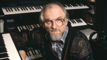 Гладковых-композиторов было два.
Геннадий Гладков поболее известен, чем Григорий.
Скорее всего, на композициях именно Геннадия Гладкова вы выросли