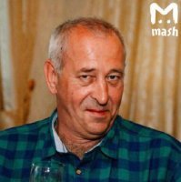 Mash даёт из первых рук, а хрен ТВ тупо перепостят под своим соусом. Вот ещё с Mash Глава ГИБДД Москвы генерал-майор Коваленко лично опросил водителя автобуса. Он попросил выйти всех из машины и дать ему пообщаться с Виктором. Разговор проходил тет-а-тет, о чем именно они говорили неизвестно.
Генерал-майор после беседы сразу уехал с места ДТП.
А вот и водила: