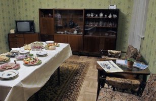 А окна пластиковые, заглушки на подоконнике современные. Постановочное фото